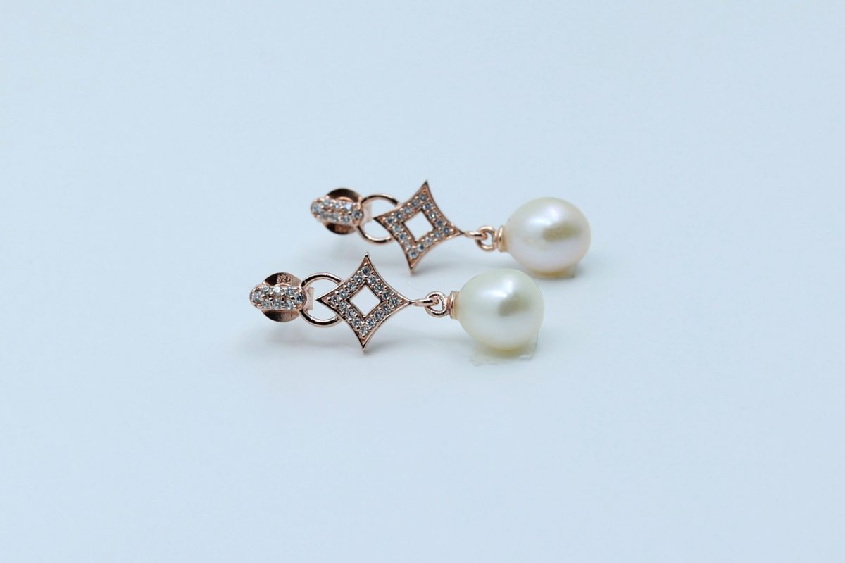TIMELESS SQUARE PEARL EARING